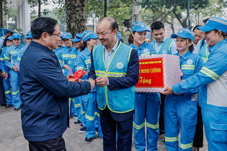 Thủ tướng Phạm Minh Chính cảm ơn, tặng quà công nhân vệ sinh môi trường tại Thủ đô -1