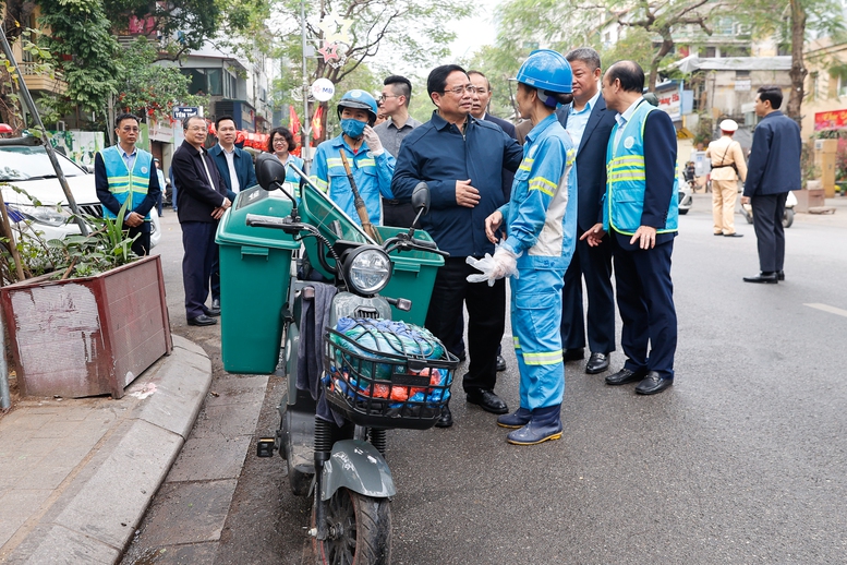Thủ tướng Phạm Minh Chính cảm ơn, tặng quà công nhân vệ sinh môi trường tại Thủ đô -0