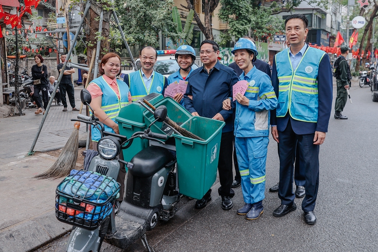 Thủ tướng Phạm Minh Chính cảm ơn, tặng quà công nhân vệ sinh môi trường tại Thủ đô -1