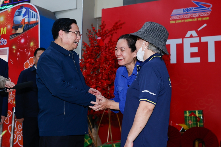 Thủ tướng Phạm Minh Chính cảm ơn, tặng quà công nhân vệ sinh môi trường tại Thủ đô -1