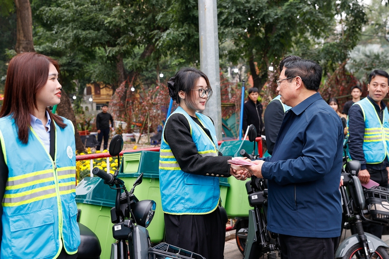 Thủ tướng Phạm Minh Chính cảm ơn, tặng quà công nhân vệ sinh môi trường tại Thủ đô -0