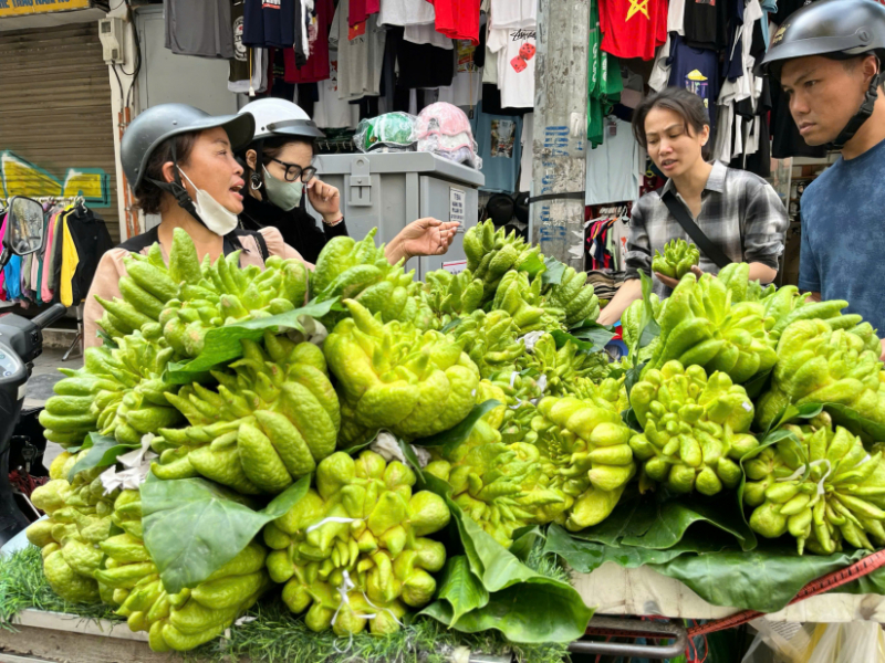 Thị trường ngày 28 Tết Bính Ngọ: Hàng hoá phong phú, giá cả ổn định -0