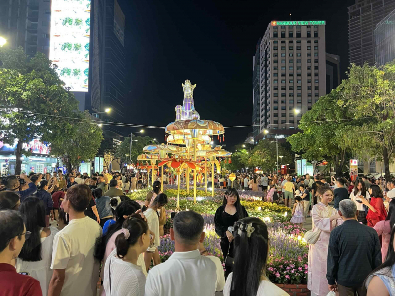 Khai mạc Đường hoa Nguyễn Huệ Tết Bính Ngọ 2026 -1