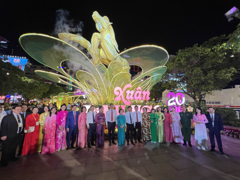 Khai mạc Đường hoa Nguyễn Huệ Tết Bính Ngọ 2026 -0