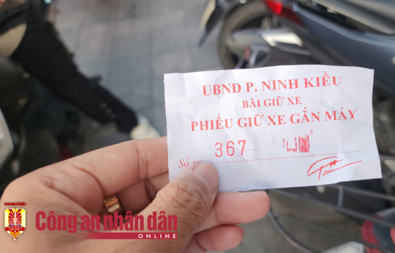 Giá giữ xe xung quanh đường hoa Cần Thơ: Quy định 1 kiểu, niêm yết 1 kiểu, thu 1 kiểu -0