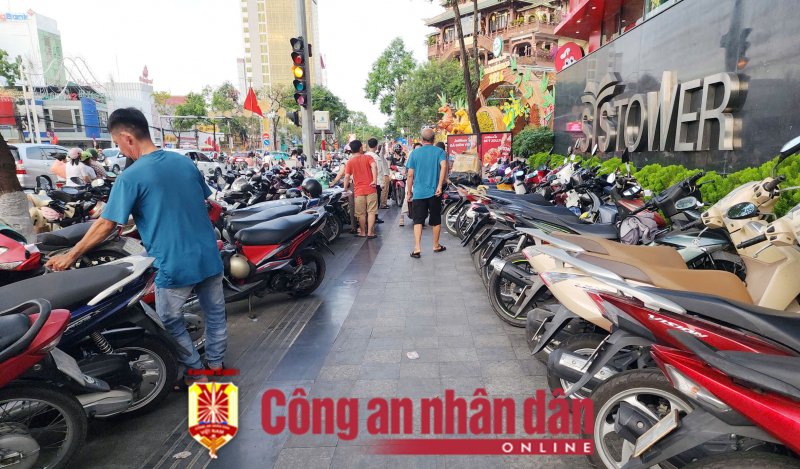 Giá giữ xe xung quanh đường hoa Cần Thơ: Quy định 1 kiểu, niêm yết 1 kiểu, thu 1 kiểu -0