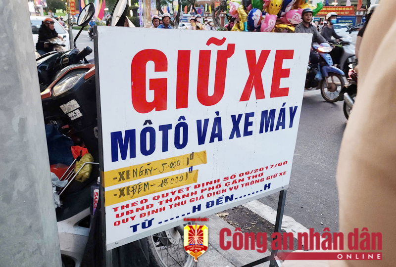 Giá giữ xe xung quanh đường hoa Cần Thơ: Quy định 1 kiểu, niêm yết 1 kiểu, thu 1 kiểu -0