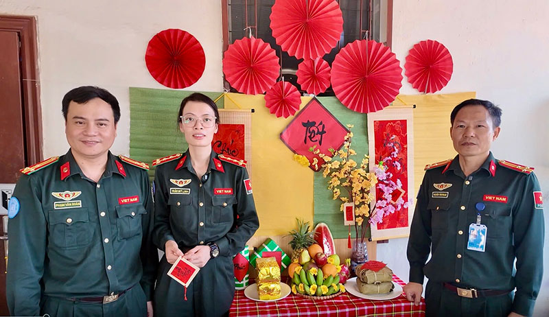 Chiến sĩ Công an “mũ nồi xanh” vui Tết ở châu Phi -0