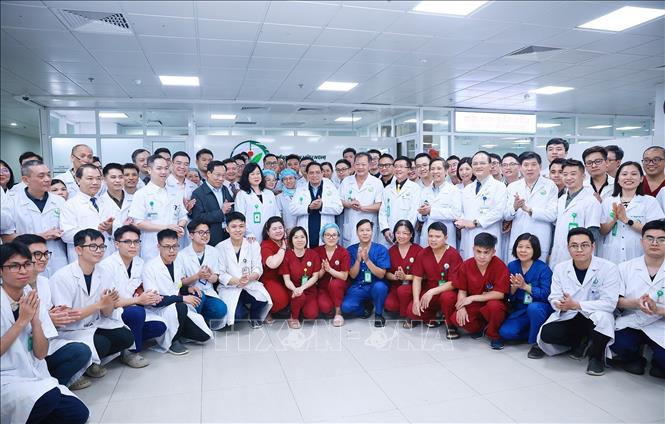 Thủ tướng thăm, chúc Tết, động viên y bác sĩ và bệnh nhân tại các bệnh viện -0