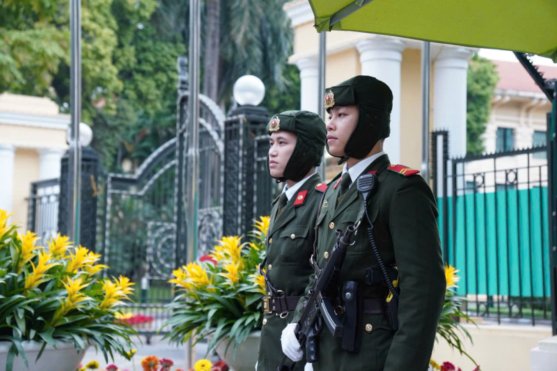 Giao thừa phía sau vành mũ -0