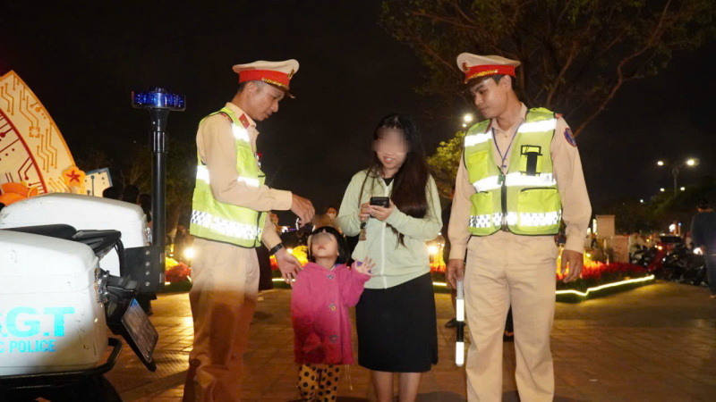 Tuần tra đêm giao thừa, CSGT phát hiện bé trai đi lạc trên cao tốc  -0