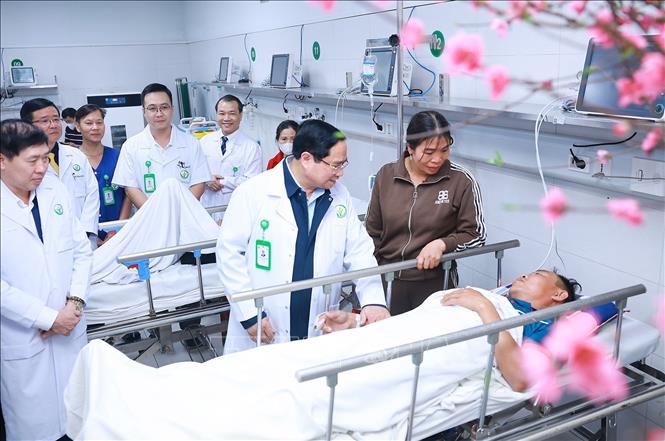 Thủ tướng thăm, chúc Tết, động viên y bác sĩ và bệnh nhân tại các bệnh viện -0