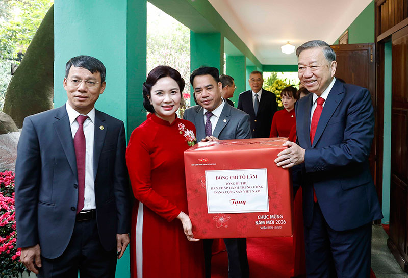 Tổng Bí thư Tô Lâm dâng hương tưởng niệm Bác Hồ tại Nhà 67 -1