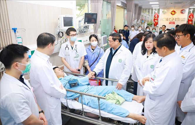 Thủ tướng thăm, chúc Tết, động viên y bác sĩ và bệnh nhân tại các bệnh viện -0