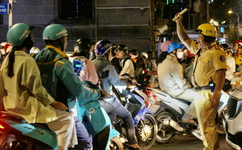 Không khí chào đón năm mới rộn ràng ở những điểm bắn pháo hoa -0