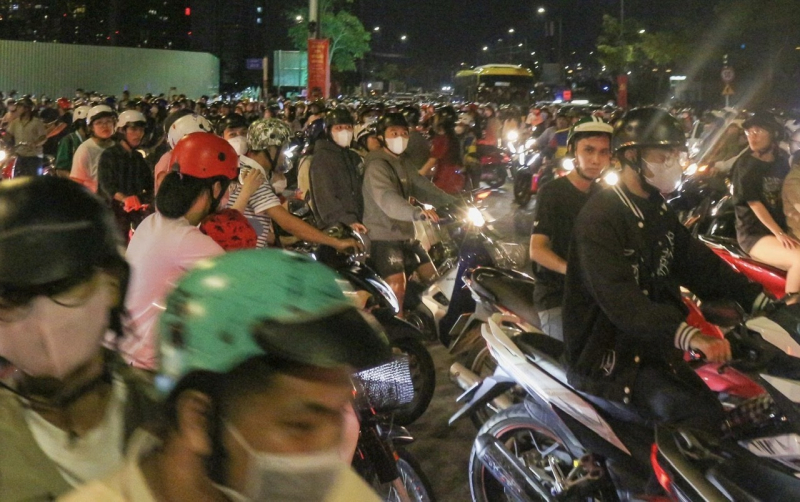 Không khí chào đón năm mới rộn ràng ở những điểm bắn pháo hoa -0