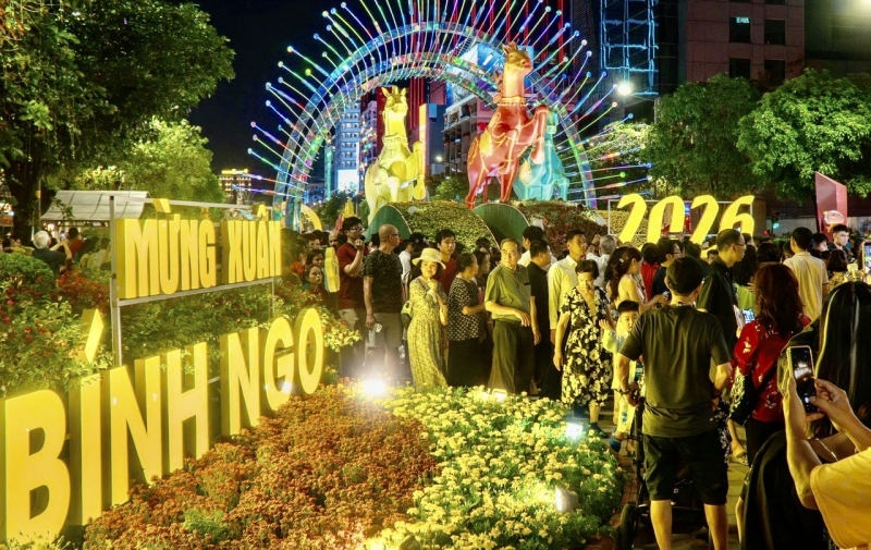 Không khí chào đón năm mới rộn ràng ở những điểm bắn pháo hoa -2