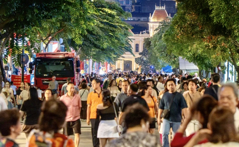 Không khí chào đón năm mới rộn ràng ở những điểm bắn pháo hoa -3