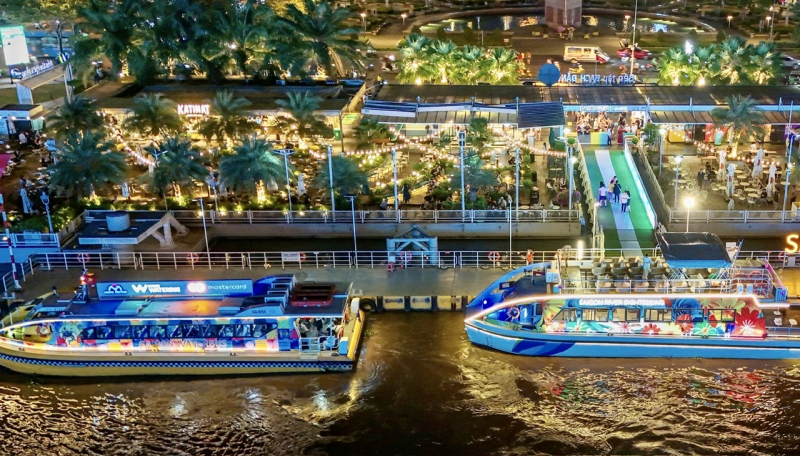 Không khí chào đón năm mới rộn ràng ở những điểm bắn pháo hoa -4