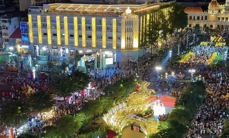 Không khí chào đón năm mới rộn ràng ở những điểm bắn pháo hoa -5