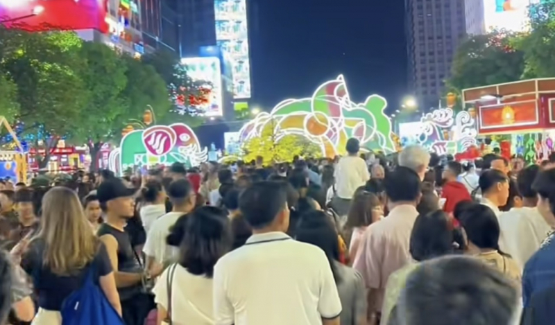 Không khí chào đón năm mới rộn ràng ở những điểm bắn pháo hoa -6