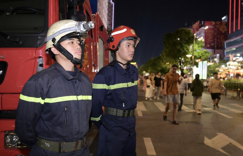 Không khí chào đón năm mới rộn ràng ở những điểm bắn pháo hoa -1