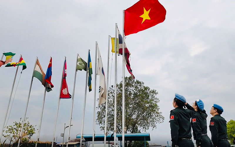 Chiến sĩ Công an “mũ nồi xanh” vui Tết ở châu Phi -0