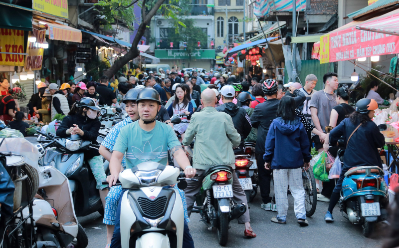 “Chợ nhà giàu” Hà Nội tấp nập người dân mua gà lễ ngày 29 Tết -0