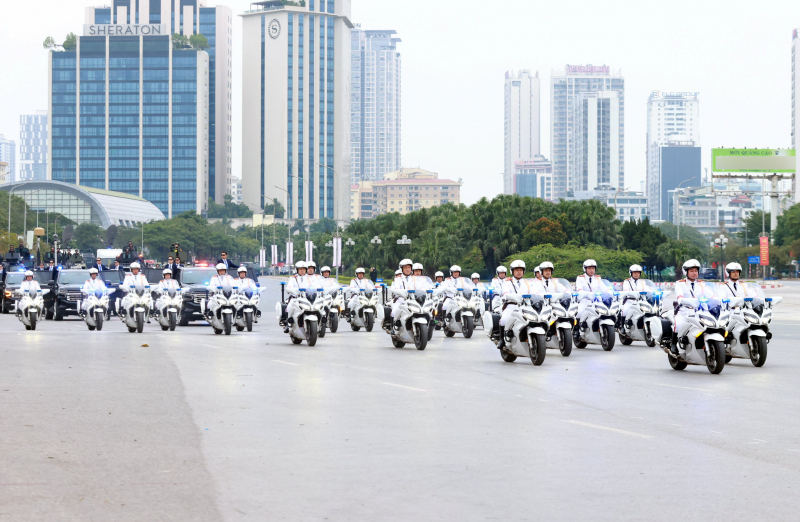 Giao thừa phía sau vành mũ -0