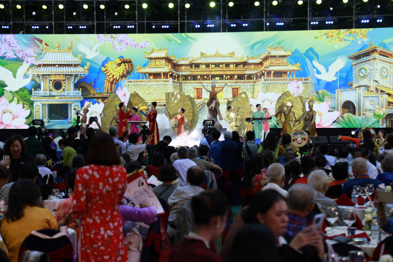 Tết là khi trái tim người Việt dù cách nhau bao nhiêu ngàn cây số vẫn cùng chung một nhịp -0