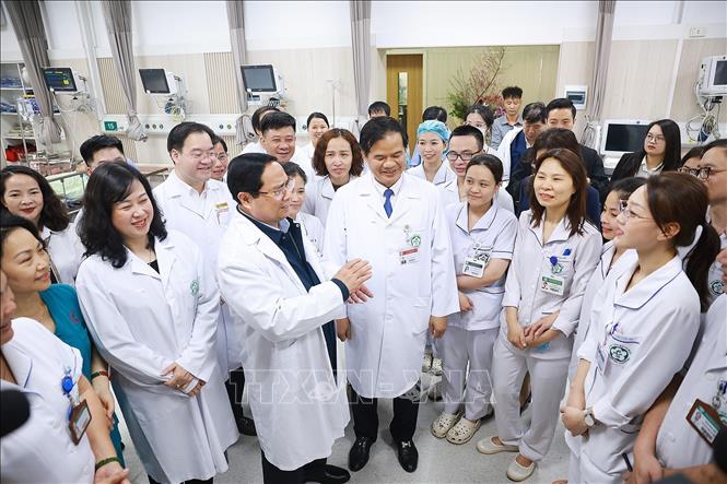 Thủ tướng thăm, chúc Tết, động viên y bác sĩ và bệnh nhân tại các bệnh viện -0