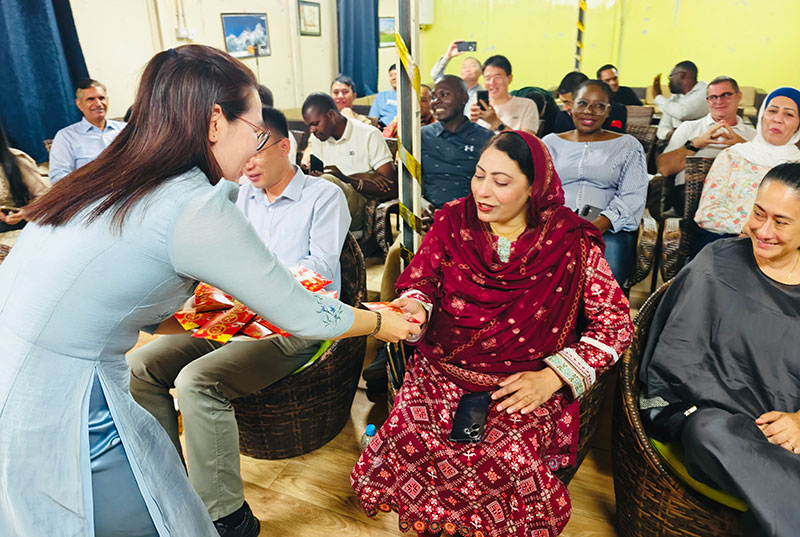 Chiến sĩ Công an “mũ nồi xanh” vui Tết ở châu Phi -0