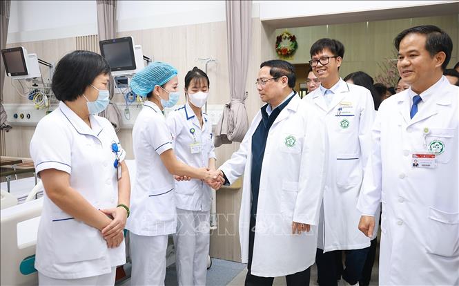 Thủ tướng thăm, chúc Tết, động viên y bác sĩ và bệnh nhân tại các bệnh viện -0
