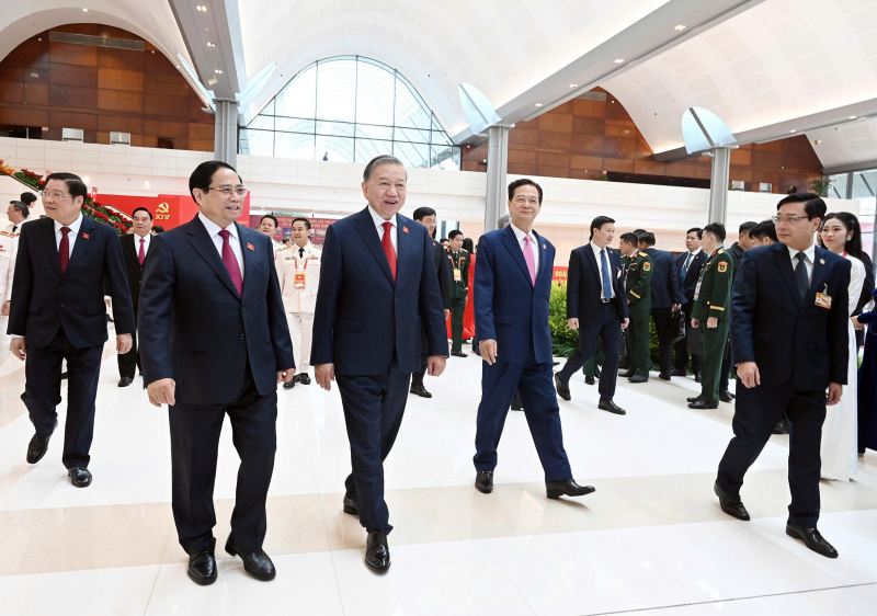 Giao thừa phía sau vành mũ -0