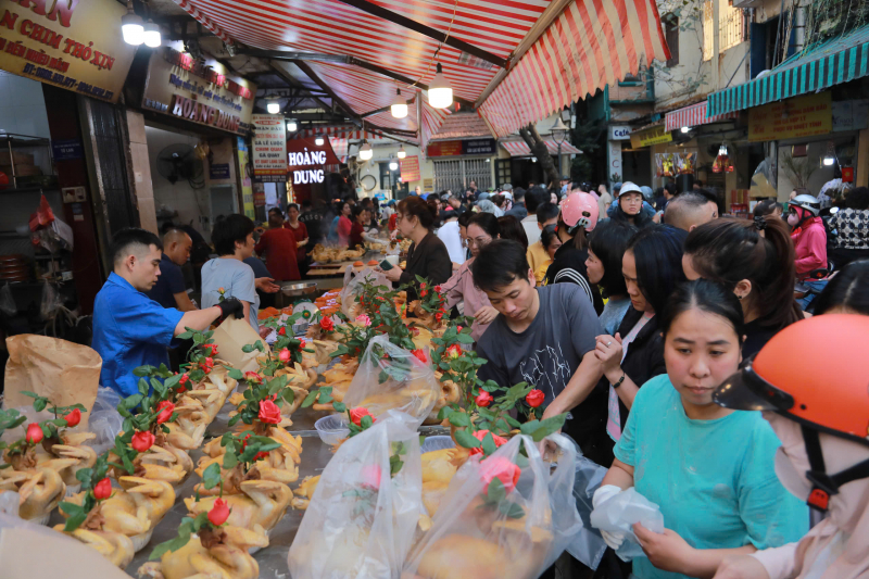 “Chợ nhà giàu” Hà Nội tấp nập người dân mua gà lễ ngày 29 Tết -0