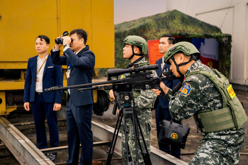 Giao thừa phía sau vành mũ -0