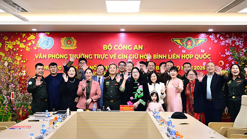 Chiến sĩ Công an “mũ nồi xanh” vui Tết ở châu Phi -0