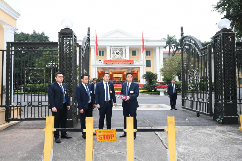 Giao thừa phía sau vành mũ -0