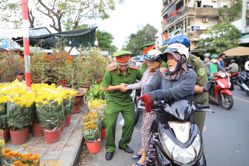 Công an TP Hồ Chí Minh âm thầm “thức cho dân ngủ, gác cho dân vui” -0