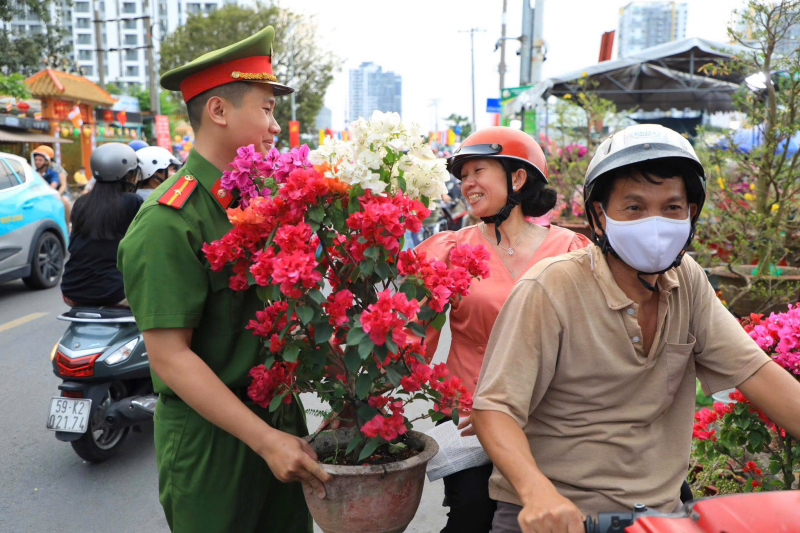 Công an TP Hồ Chí Minh âm thầm “thức cho dân ngủ, gác cho dân vui” -1