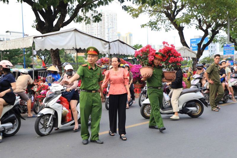 Công an TP Hồ Chí Minh âm thầm “thức cho dân ngủ, gác cho dân vui” -1