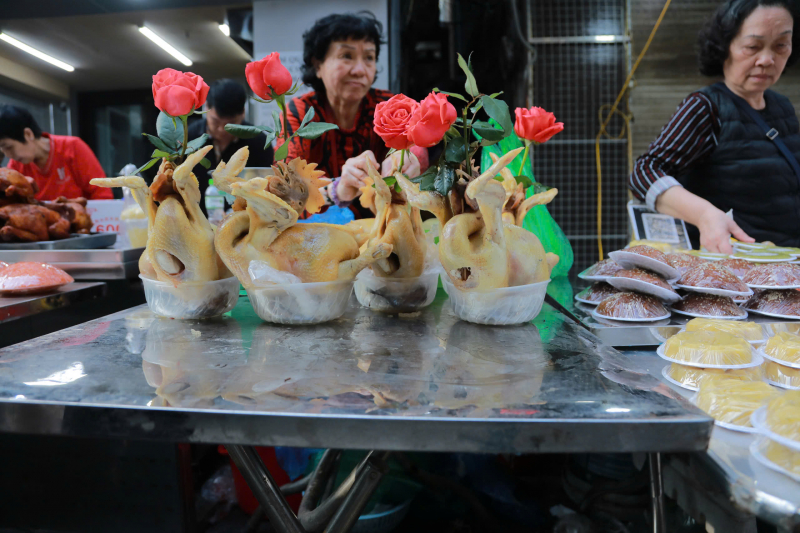 “Chợ nhà giàu” Hà Nội tấp nập người dân mua gà lễ ngày 29 Tết -0