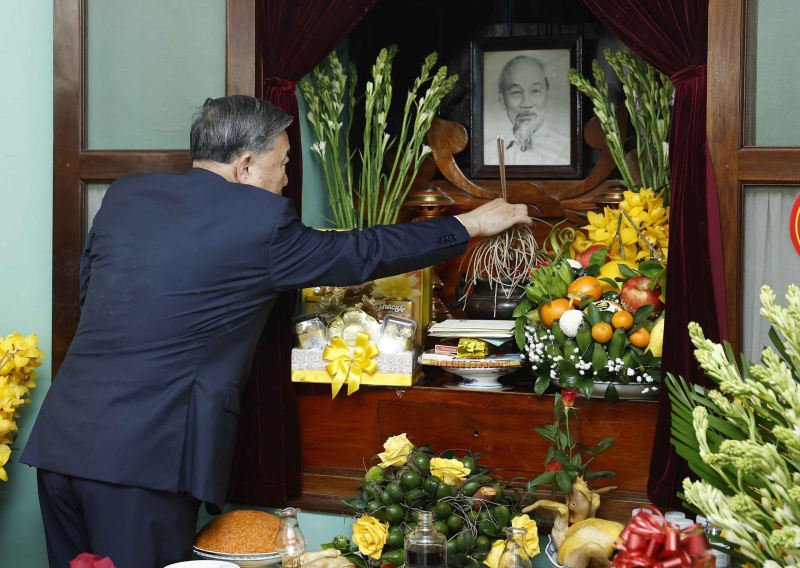 Tổng Bí thư Tô Lâm dâng hương tưởng niệm Bác Hồ tại Nhà 67 -5