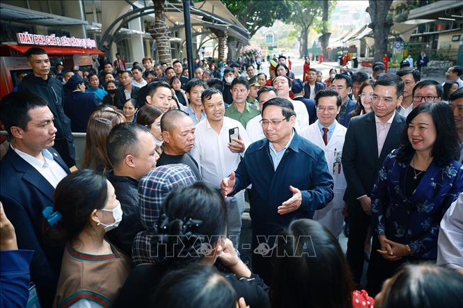 Thủ tướng thăm, chúc Tết, động viên y bác sĩ và bệnh nhân tại các bệnh viện -0