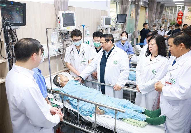 Thủ tướng thăm, chúc Tết, động viên y bác sĩ và bệnh nhân tại các bệnh viện -0