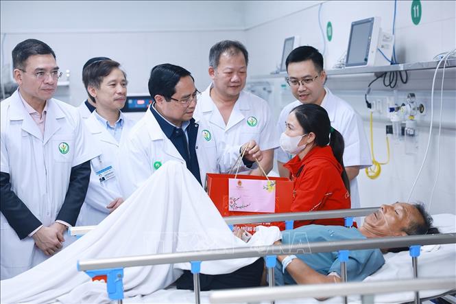 Thủ tướng thăm, chúc Tết, động viên y bác sĩ và bệnh nhân tại các bệnh viện -0