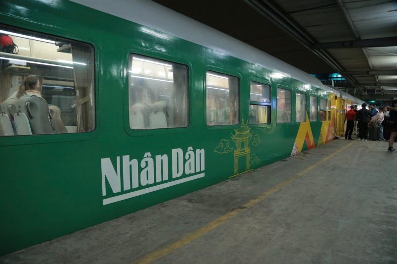 “Chuyến tàu Hạnh phúc” rời ga Hà Nội đêm 29 Tết -1