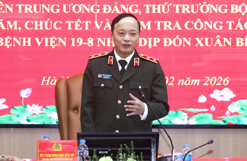 Thứ trưởng Đặng Hồng Đức thăm bệnh nhân nặng, kiểm tra ứng trực Tết tại Bệnh viện 19-8 -0