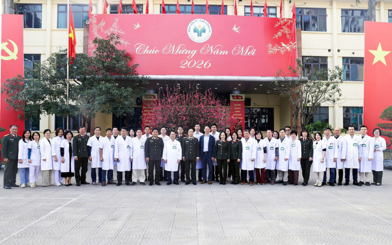 Thứ trưởng Đặng Hồng Đức thăm bệnh nhân nặng, kiểm tra ứng trực Tết tại Bệnh viện 19-8 -0