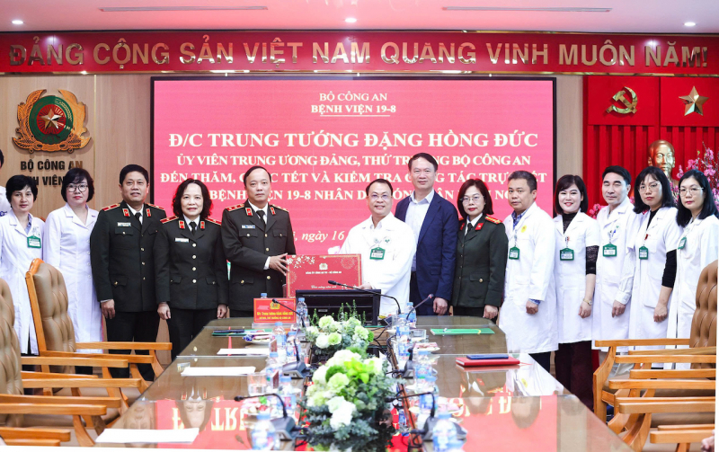 Thứ trưởng Đặng Hồng Đức thăm bệnh nhân nặng, kiểm tra ứng trực Tết tại Bệnh viện 19-8 -0